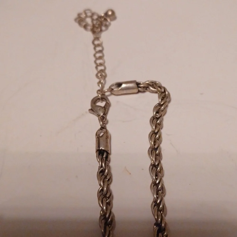 GREEN RHINESTONES PENDANT WITH SILVERTONE ROPE NECKLACE, HALLMARK X, LIKE NEW - Picture 2 of 3